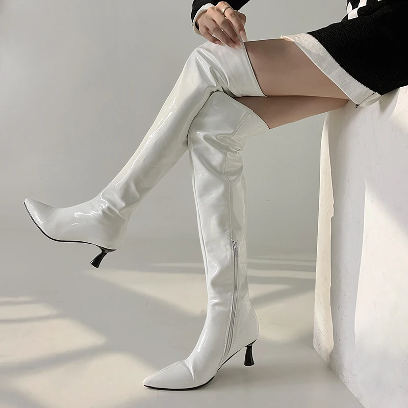 2022 г. Новая Обувь Черные женские ботфорты выше колена для зрелых Женщин, Плиссированные женские сапоги до бедра из искусственной лакированной кожи на тонком высоком каблуке 43 44 45 46