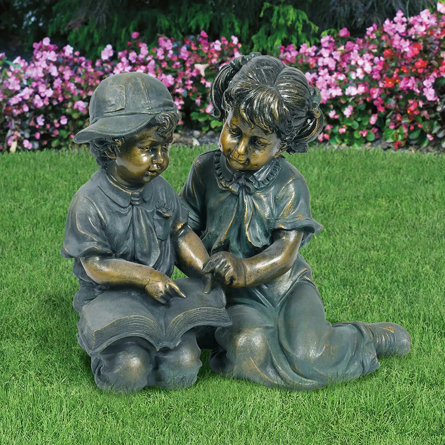 Alpine Corporation Набор статуэток для чтения для девочек и мальчиков, включает в себя 2 статуэтки для наружного сада