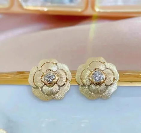 серьги из золота 18 карат, серьги-гвоздики с цветами, серьги с бриллиантами для женщин