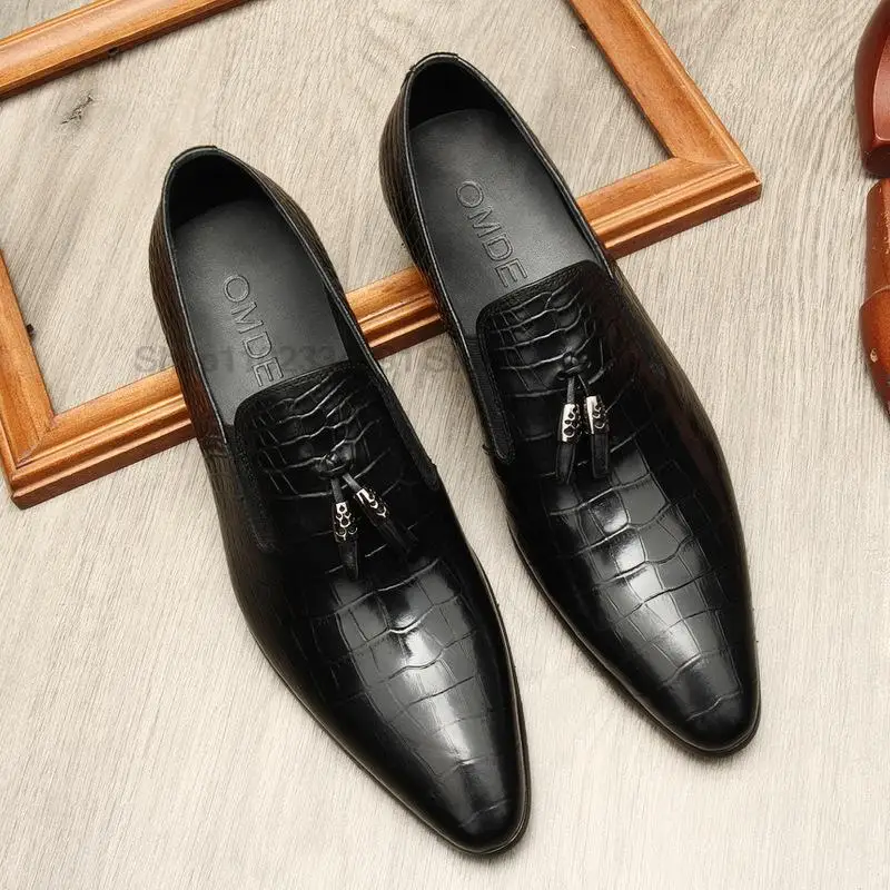 Черные, винно-красные мужские лоферы с кисточками, обувь из натуральной кожи с принтом крокодиловой кожи, повседневные деловые модельные туфли без застежки для свадебной вечеринки для мужчин